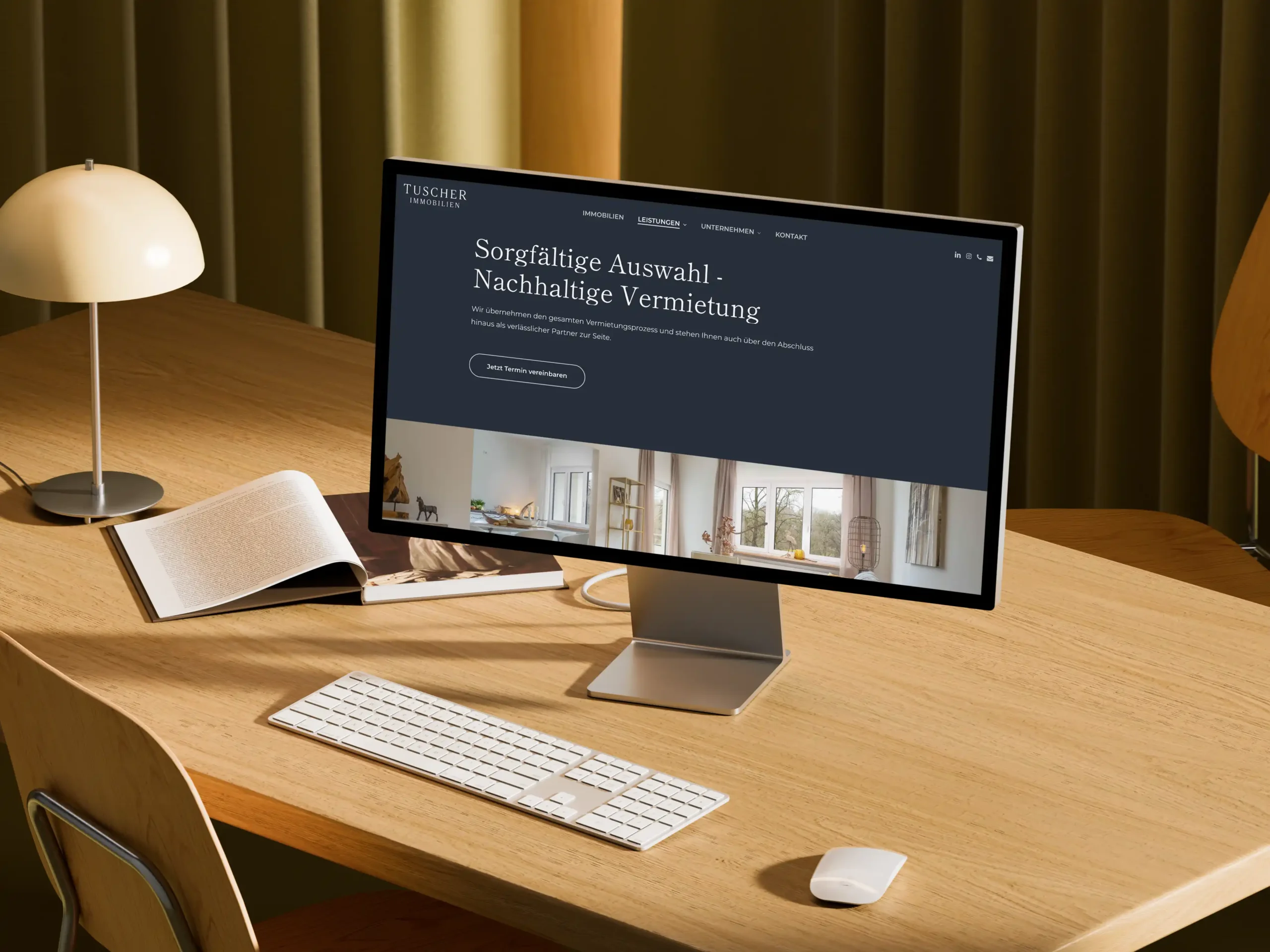 Bildschirm auf Tisch mit Website Ausschnitt