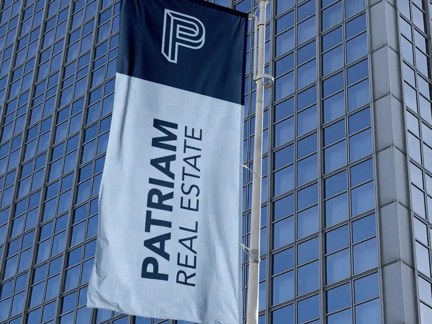 Flagge vor Bürogebäude