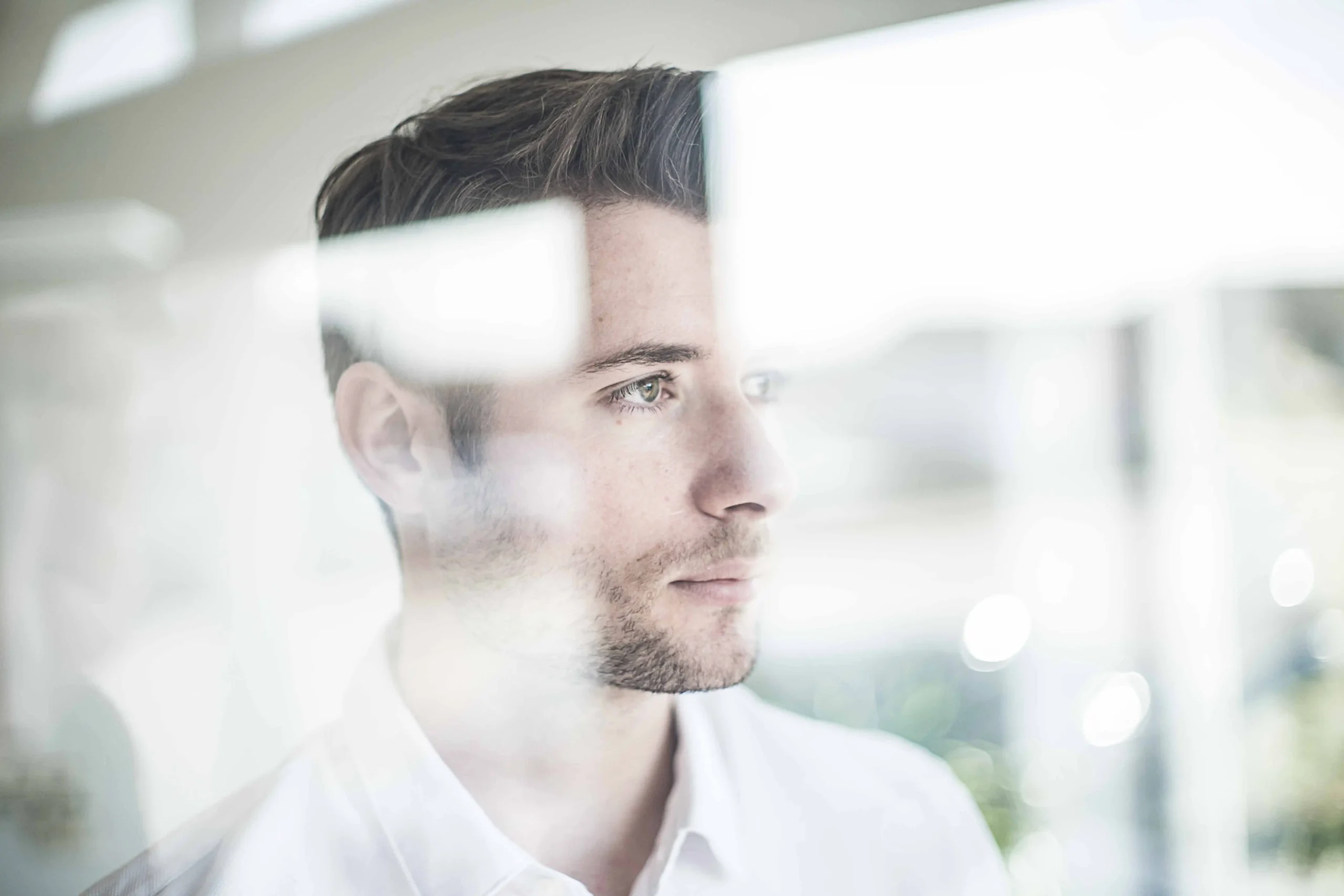 Portrait durch Glasscheibe