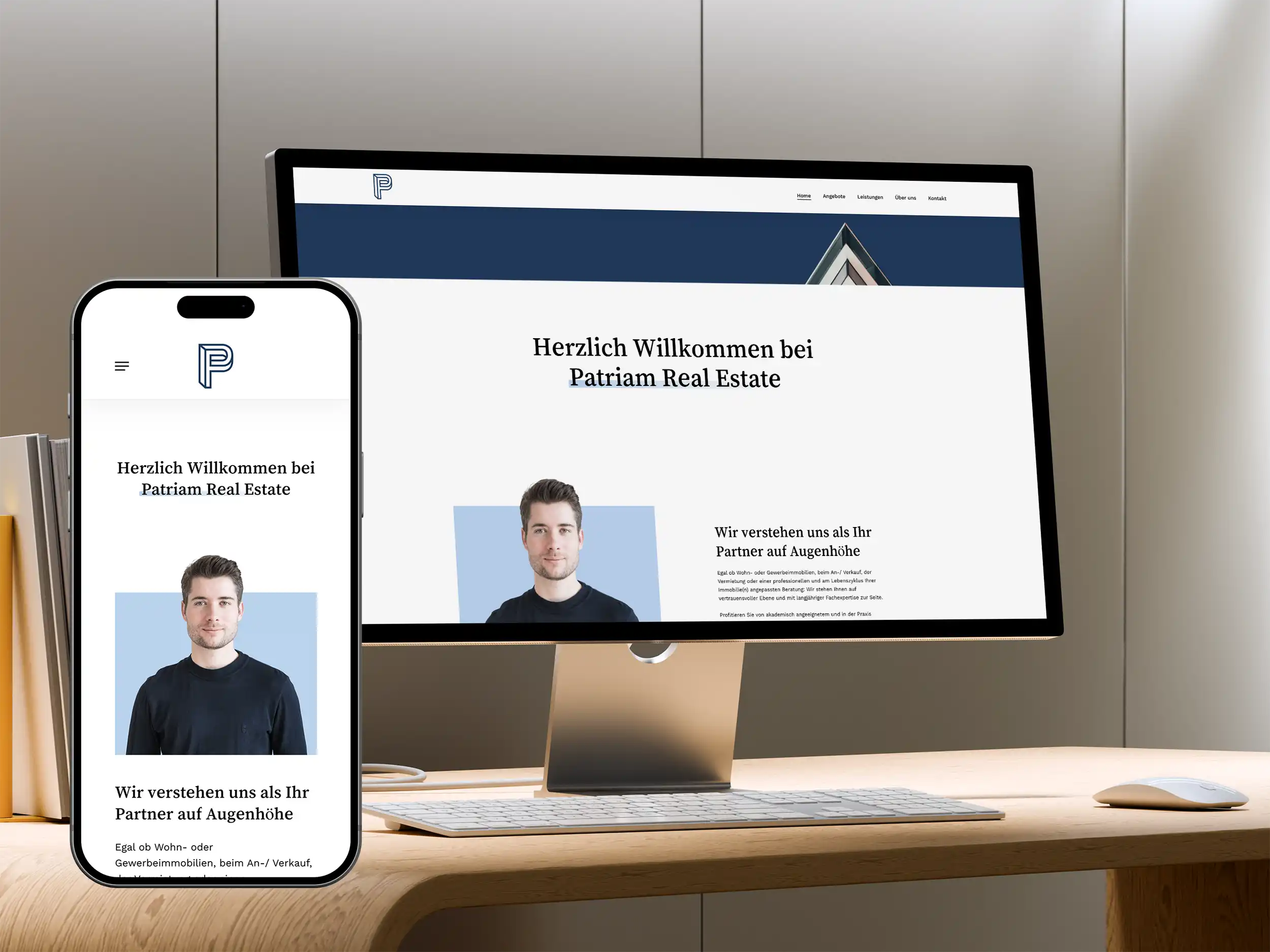 Iphone und Monitor mit Website